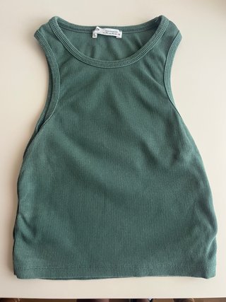 Top de color Verde con aperturas en los laterales