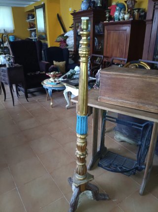 Lámpara de pie dorada y azul