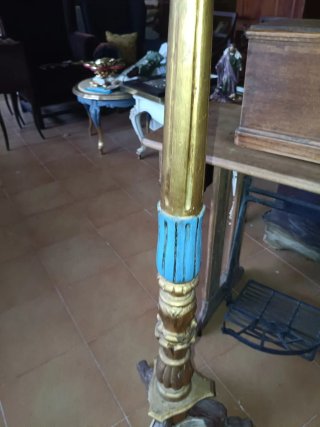 Lámpara de pie dorada y azul