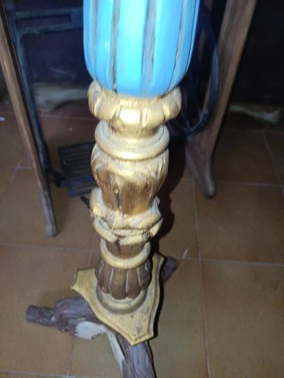 Lámpara de pie dorada y azul