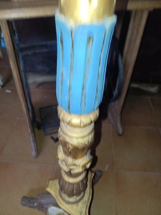 Lámpara de pie dorada y azul