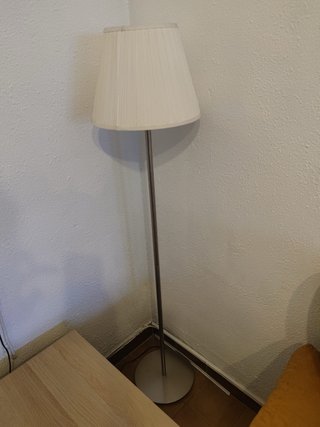 Lámpara de pie Ikea plateada y blanca