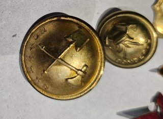 Lote 7insignias y 2 botones antiguos