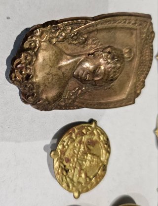Lote 7insignias y 2 botones antiguos