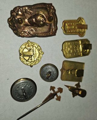 Lote 7insignias y 2 botones antiguos