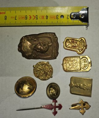 Lote 7insignias y 2 botones antiguos