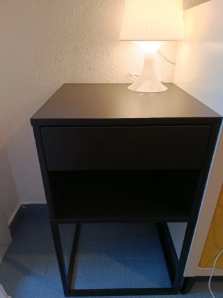 Mesita de noche VIKHAMMER IKEA negra