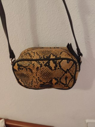 Bolso Vilanova piel serpiente. Muy cómodo.
