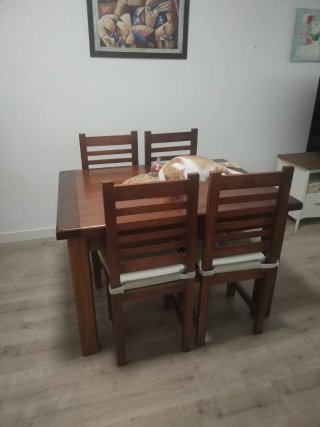 Mesa de salón de madera maciza y cuatro sillas