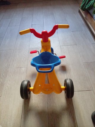 Triciclo infantil de juguete