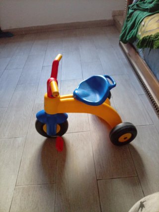Triciclo infantil de juguete