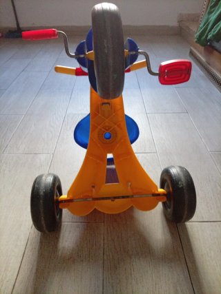 Triciclo infantil de juguete