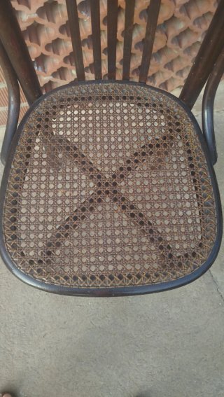 Sillas antiguas de madera y ratán