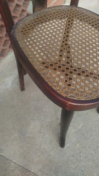 Sillas antiguas de madera y ratán