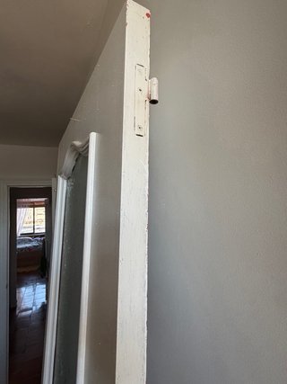 Puerta madera blanca con vidriera de plástico