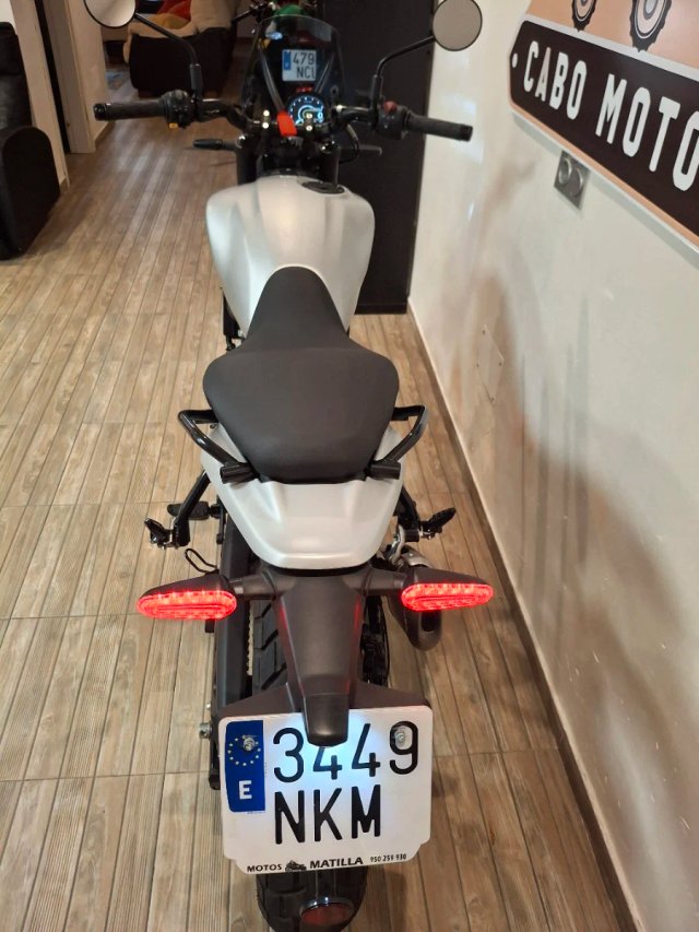 Royal Enfield Guerrilla 450 Plata