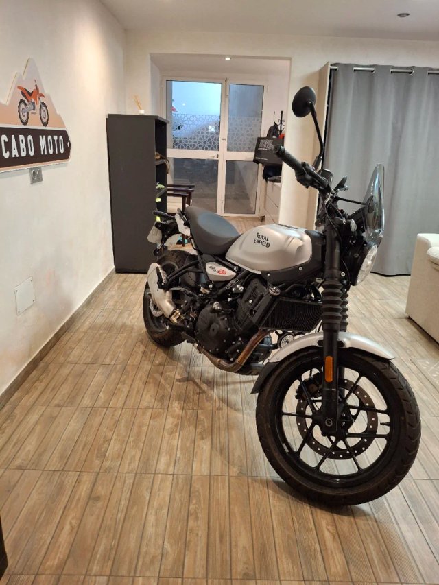 Royal Enfield Guerrilla 450 Plata