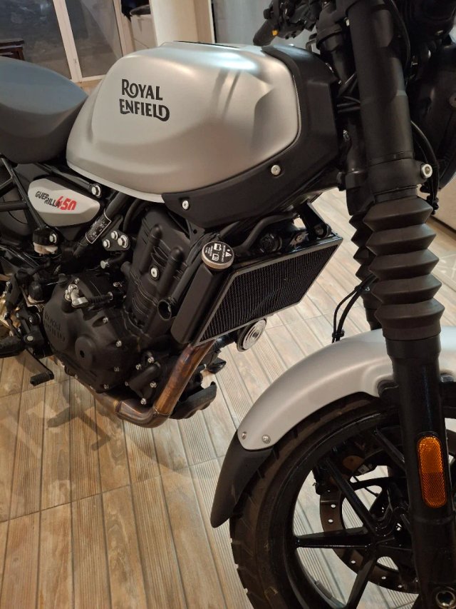 Royal Enfield Guerrilla 450 Plata