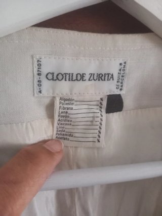 Chaqueta blanca con lunares negros