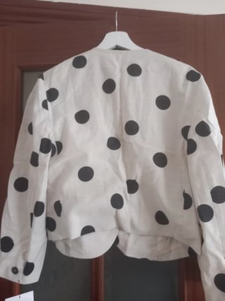 Chaqueta blanca con lunares negros
