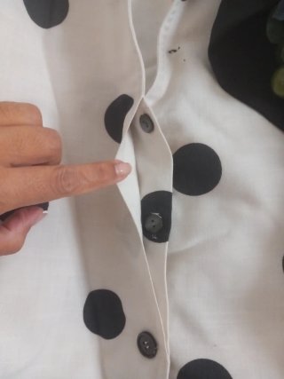 Chaqueta blanca con lunares negros