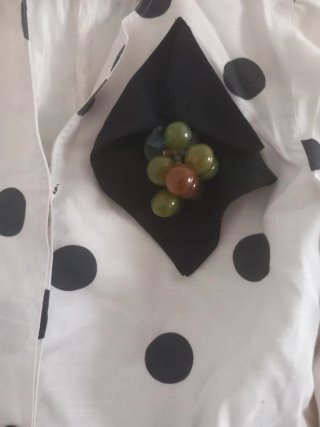 Chaqueta blanca con lunares negros