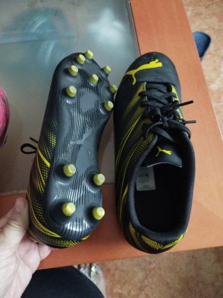 Botas de fútbol Puma negras y amarillas
