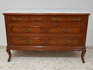 Cómoda de madera con tapa de mármol