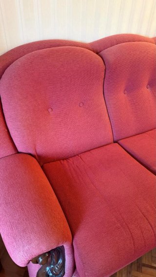 Sofá rosa de 3 plazas 2 butacones a juego.