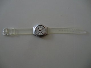 Reloj de pulsera Swatch.