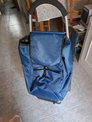 Carrito de compra azul y negro