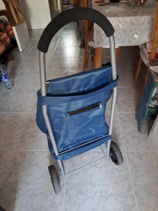 Carrito de compra azul y negro
