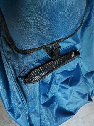 Carrito de compra azul y negro