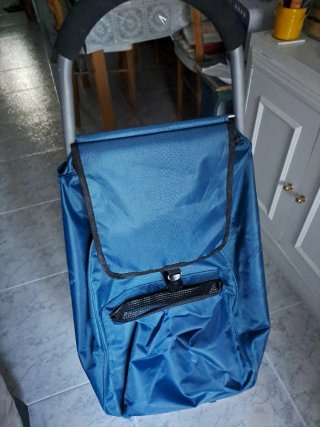 Carrito de compra azul y negro