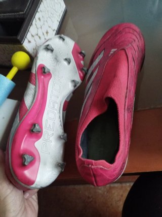 Botas de fútbol Adidas Predator rosas y blancas