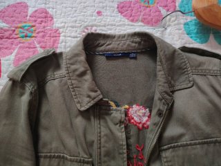 Parka militar Kiabi bordada flores