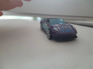 Coche de juguete morado