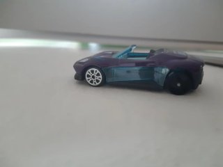 Coche de juguete morado