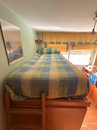 Cama alta de madera con escritorio y armario