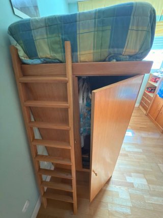 Cama alta de madera con escritorio y armario
