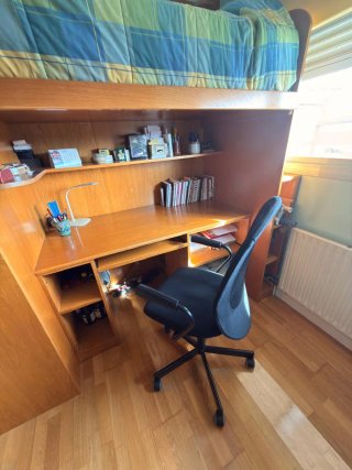 Cama alta de madera con escritorio y armario