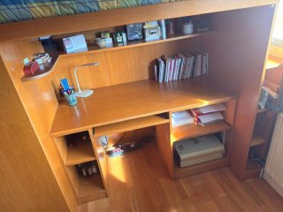 Cama alta de madera con escritorio y armario