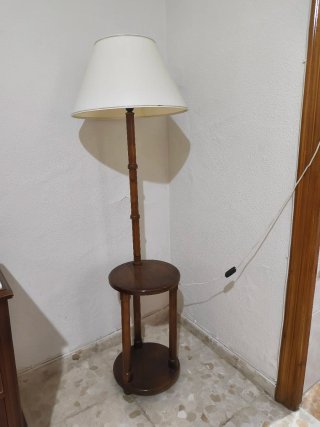 Lámpara de pie de madera