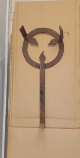 Trebede de hierro forjado antiguo