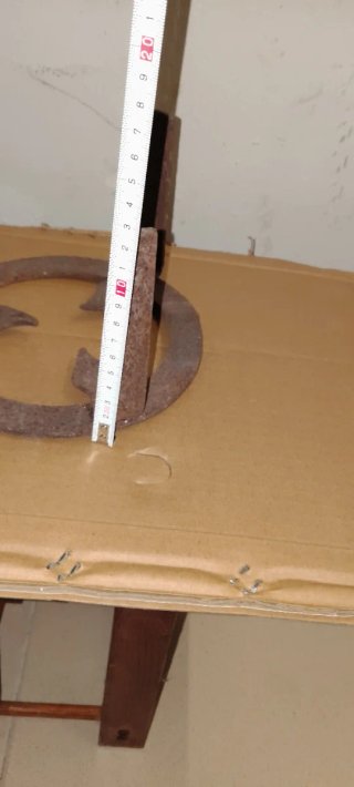 Trebede de hierro forjado antiguo