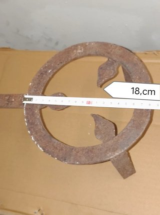 Trebede de hierro forjado antiguo