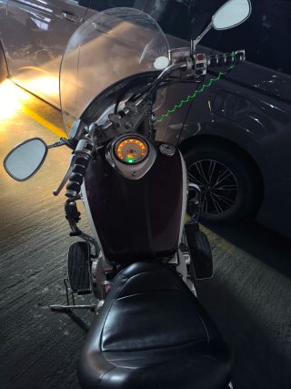 Moto Custom Cruiser Marrón y Blanca