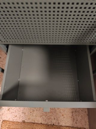 Comodini metallici grigi.