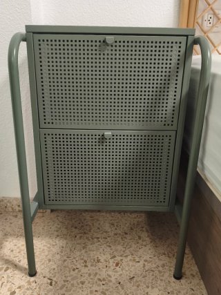 Comodini metallici grigi.