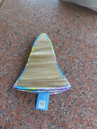 Cappello di paglia con decorazioni floreali
